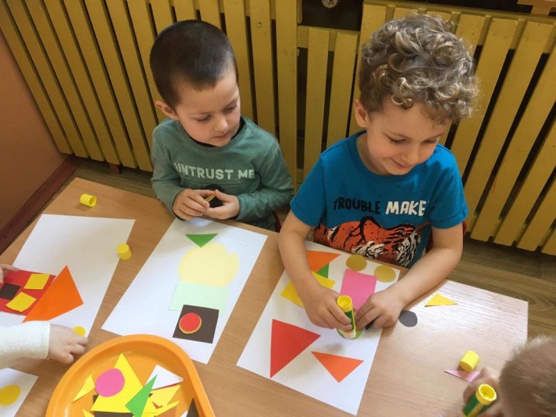 Praca Plastyczna Z Figur Geometrycznych Rozwijamy kreatywność dzieci z grupy ŻABEK-praca plastyczna „obrazek z